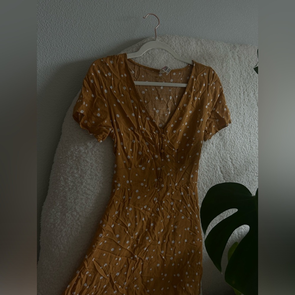 Mini dress, flowy with dotted details and zipper on the side.